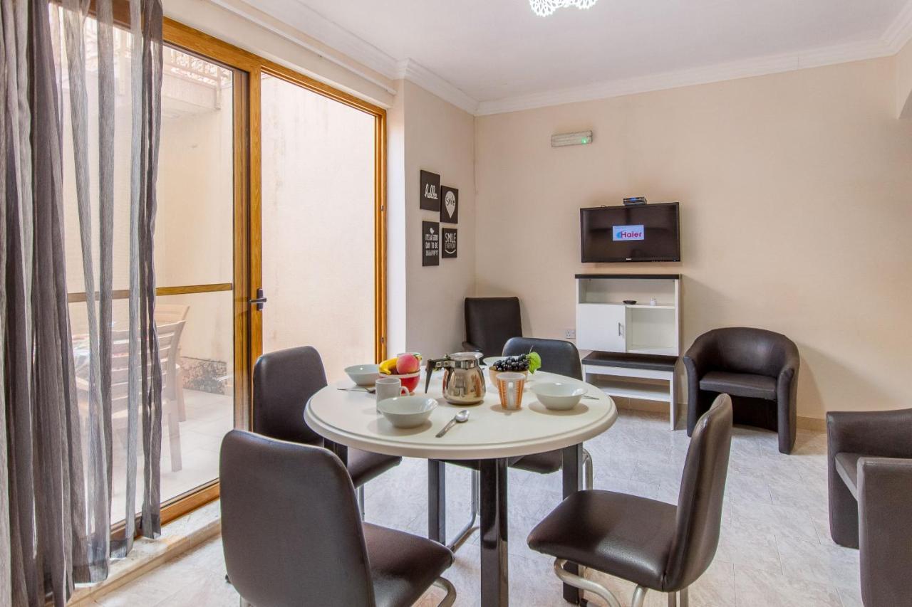 Pool & Sea Merill Apartments المليحة المظهر الخارجي الصورة