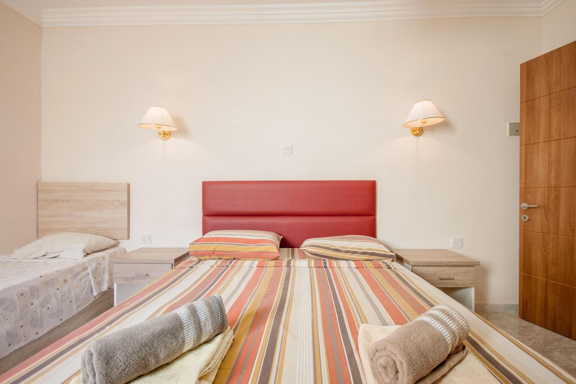 Pool & Sea Merill Apartments المليحة الغرفة الصورة