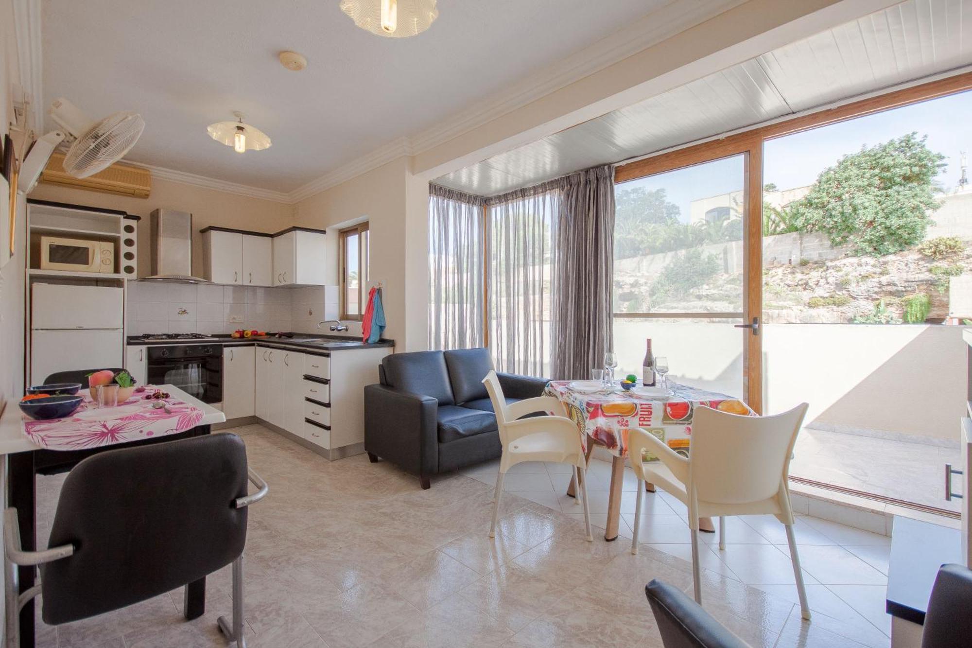 Pool & Sea Merill Apartments المليحة الغرفة الصورة